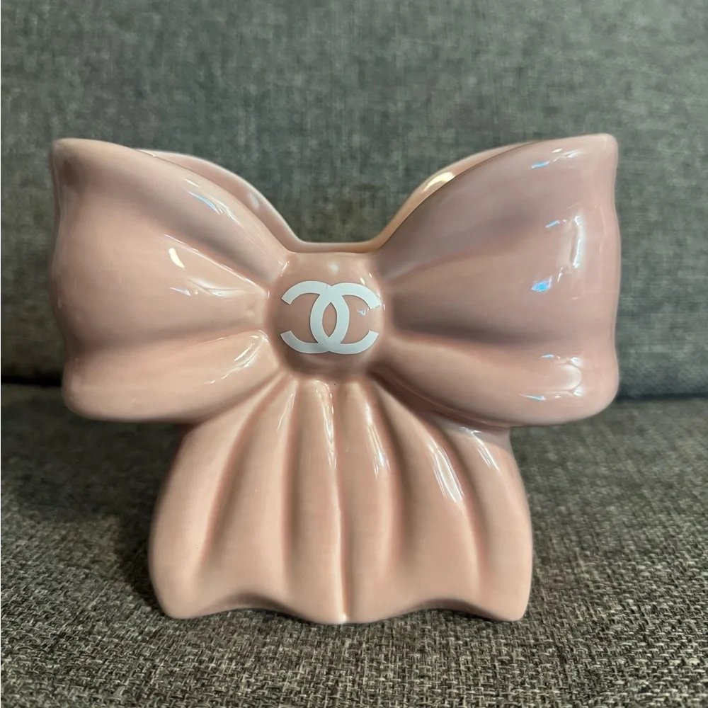 Chic Bow Ceramic Vase with Pink Roses - Designer-Inspired